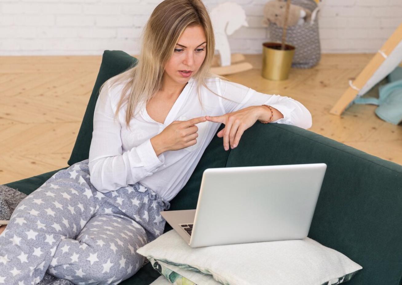 https://www.freepik.com/free-photo/full-shot-woman-working-couch_10625328.htm#query=%D1%83%D0%B4%D0%B0%D0%BB%D0%B5%D0%BD%D0%BA%D0%B0&position=37&from_view=search&track=ais